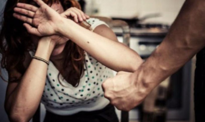 Qayınatası maşın almadığı üçün arvadını döydü 