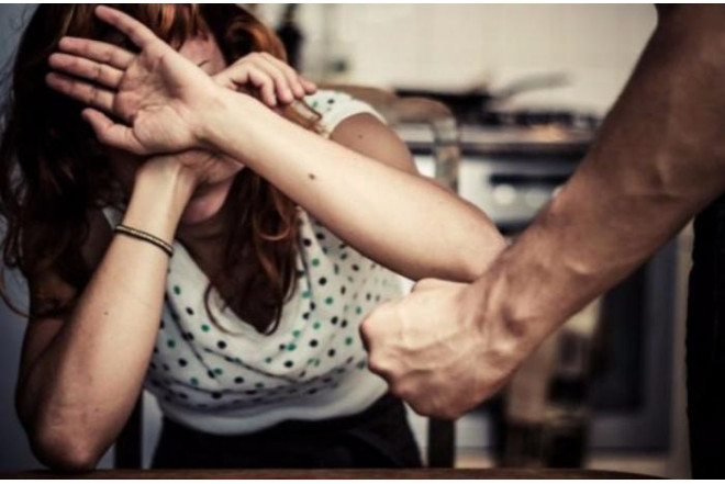 Qayınatası maşın almadığı üçün arvadını döydü 