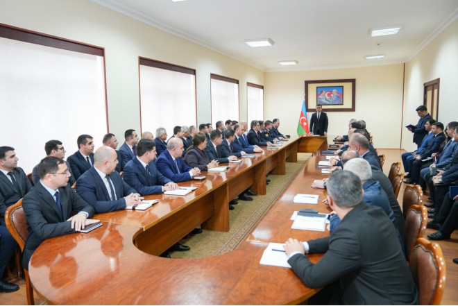 Baş nazir kollektivə təqdim edildi 