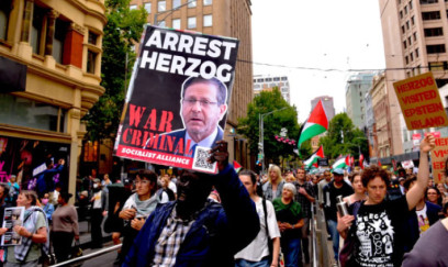 Hersoqun Avstraliya səfəri kütləvi etirazlara səbəb oldu 