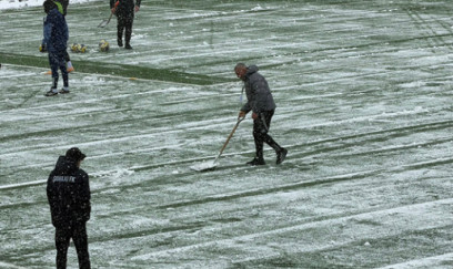Qurban Qurbanov stadionda qar təmizləyir - VİDEO