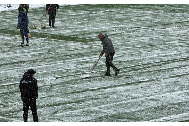 Qurban Qurbanov stadionda qar təmizləyir - VİDEO