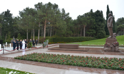 Ərəb Parlamentinin prezidenti Fəxri xiyabanı və Zəfər parkını ziyarət edib FOTO