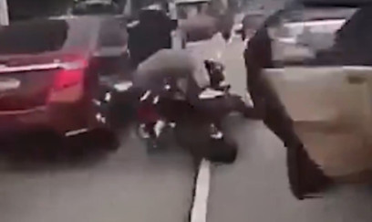 Avtomobil qapısının açılması iki motosikletçinin qəzasına səbəb olub 