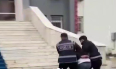 16 yaşlı qız küçədə bıçaqlanıb 