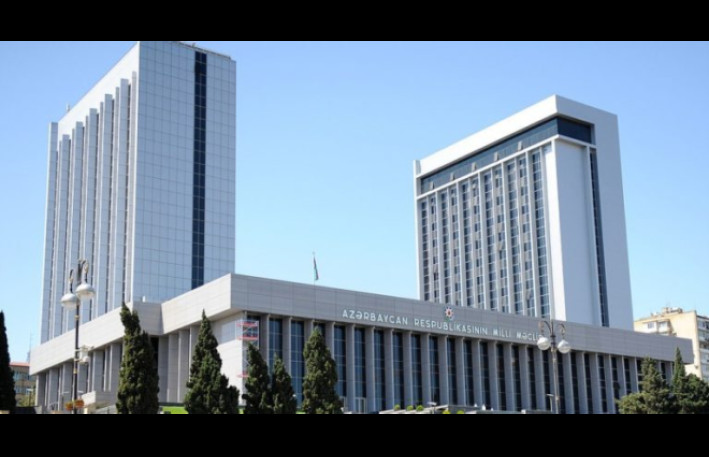 Milli Məclisin plenar iclası başladı, bələdiyyələrin illik hesabatına baxılır 