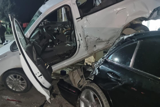 Cümə məscidinin axundunun oğlu zəncirvari qəza törətdi - Ölən var