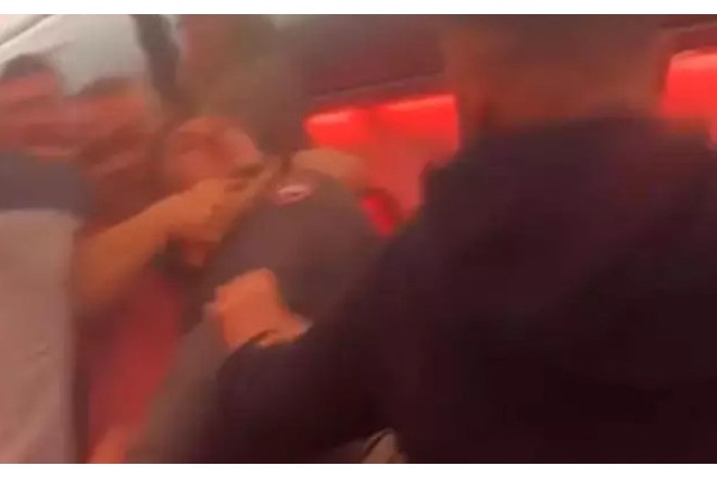 Təyyarədə yumruqlar işə düşdü, təcili eniş etdi - Video