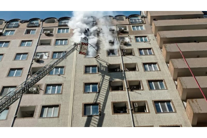 Xırdalanda yaşayış binasında yanğın başlayıb - VİDEO 