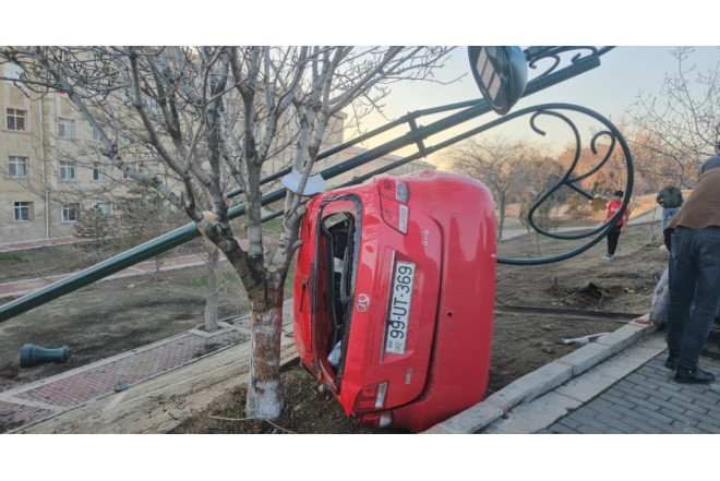 Naxçıvanda avtomobil işıq dirəyinə çırpılıb, Xəsarət alanlar var