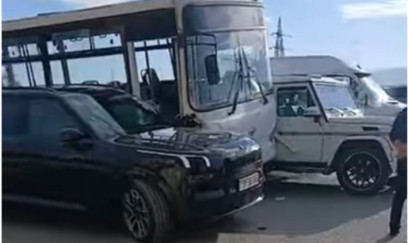 Avtobus iki bahalı avtomobilin arasında sıxışıb qaldı - Video