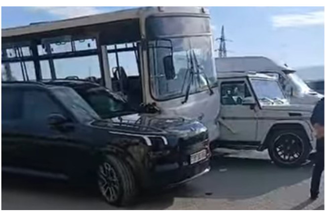 Avtobus iki bahalı avtomobilin arasında sıxışıb qaldı - Video