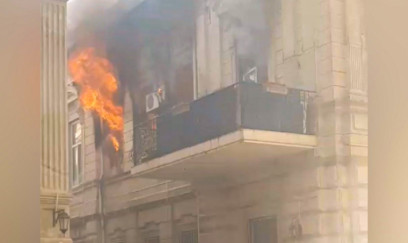 Bakının mərkəzində yanan binadan üç əcnəbi xilas edildi 