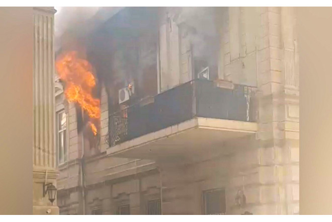 Bakının mərkəzində yanan binadan üç əcnəbi xilas edildi 
