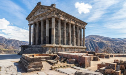 Ermənilərin oğurladığı qədim qarqarlara məxsus Gərni məbədi 