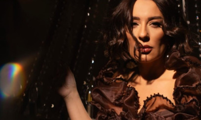 Zərif moda və incəsənətin qovuşduğu sehrli səhnə 