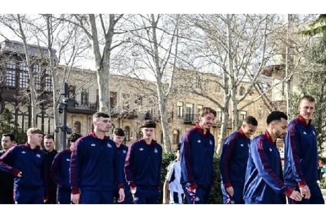 “Nyukasl”ın futbolçuları Bakı küçələrində 