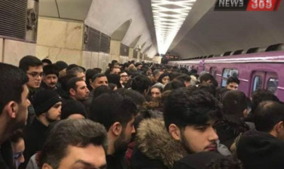 Metroda problem: Sərnişinlər qatardan düşürüldü 
