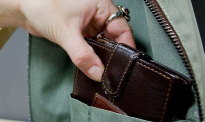 Rəfiqəsinin 5 minlik qızılını oğurladı 