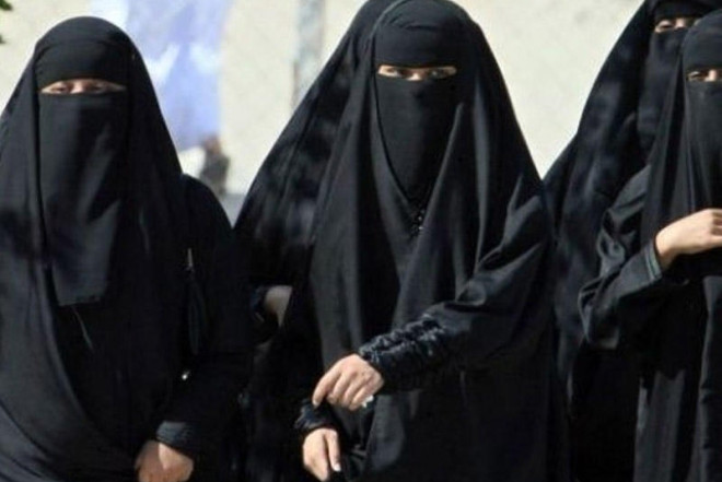 Bakıda çadralı qadınlar bıçaqla mağazaya basqın etdilər 