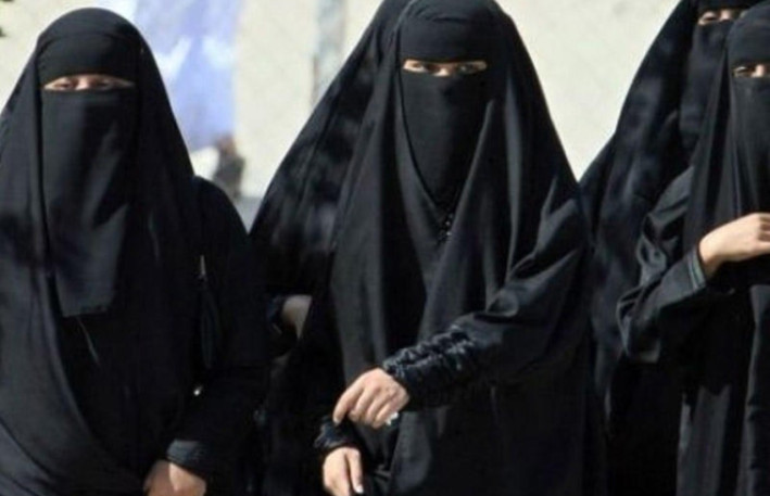 Bakıda çadralı qadınlar bıçaqla mağazaya basqın etdilər 