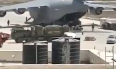 Qatarın C-17 təyyarəsi silah boşaldıb 