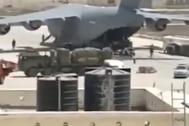 Qatarın C-17 təyyarəsi silah boşaldıb 