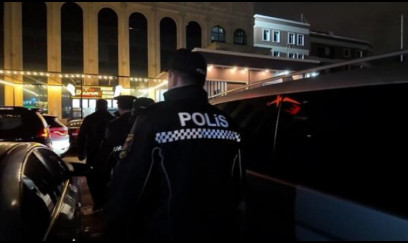 Zərgərlik mağazasından qızılı belə oğurladı - Anbaan video