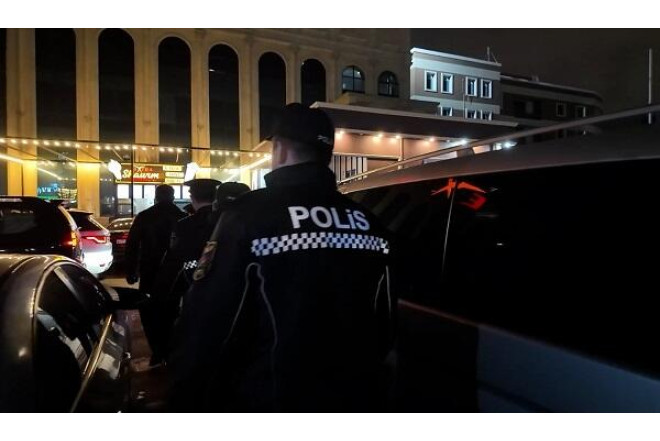 Zərgərlik mağazasından qızılı belə oğurladı - Anbaan video