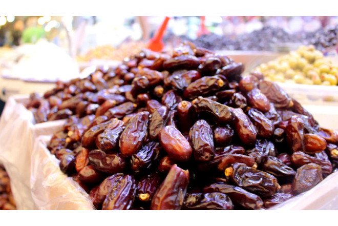 Satışda olan xurmalar: Əgər çox parlaq, yapışqandırsa...