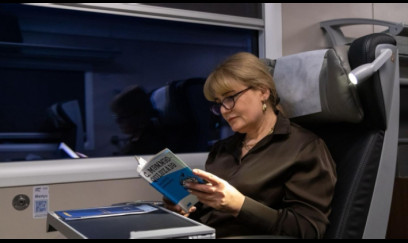 Qatarda sərnişinlərə kitab hədiyyəsi davam edir- FOTO