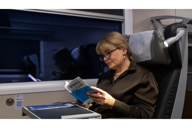 Qatarda sərnişinlərə kitab hədiyyəsi davam edir- FOTO