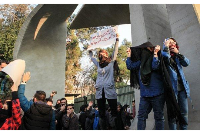Tehranda tələbələrin etiraz aksiyası 
