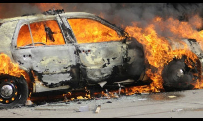 Bakıda avtomobil yanır - VİDEO