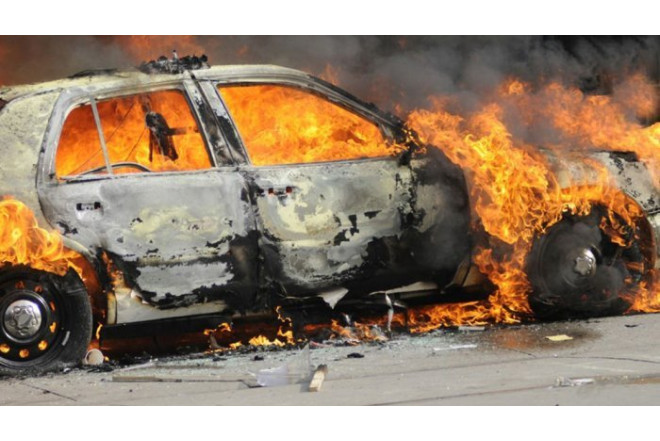 Bakıda avtomobil yanır - VİDEO