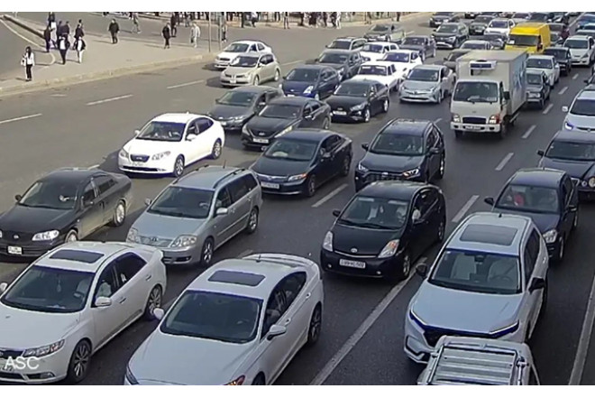 Sürücülərin NƏZƏRİNƏ: Yeni sürət həddi və duracaq qaydaları TƏSDİQLƏNDİ