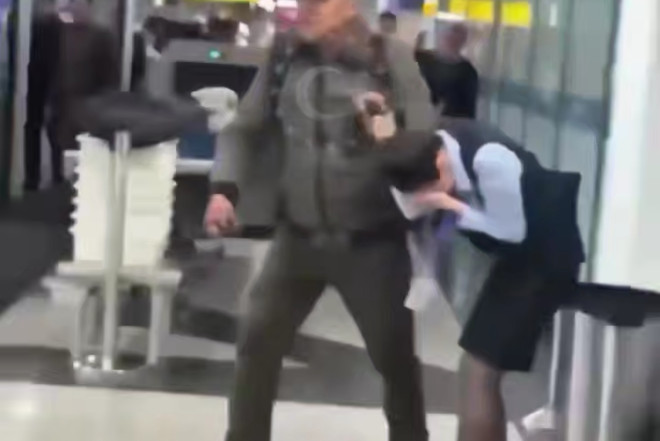 Hava Limanında silahlı şəxs sərnişini girov götürüb Üzərimdə BOMBA VAR