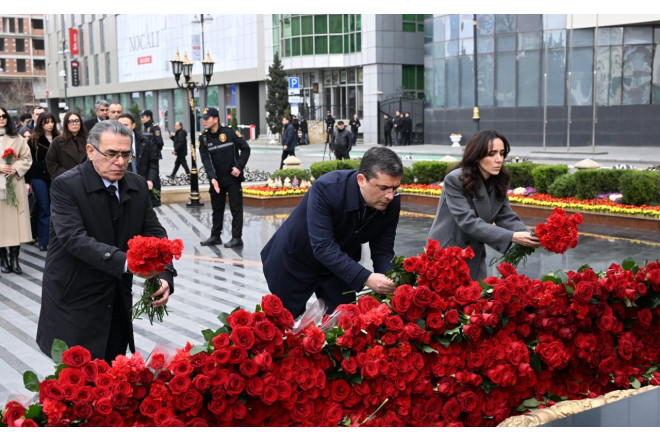 MEDİA-nın kollektivi "Ana harayı" abidəsini ziyarət etdi - FOTOLAR