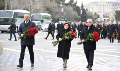 Dövlət və hökumət rəsmiləri Xocalı soyqırımı abidəsini ziyarət ediblər 