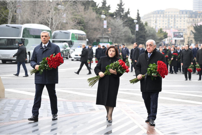 Dövlət və hökumət rəsmiləri Xocalı soyqırımı abidəsini ziyarət ediblər 