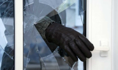 Anasını təbrik etməyə gələn xalasının evini qarət etdi 