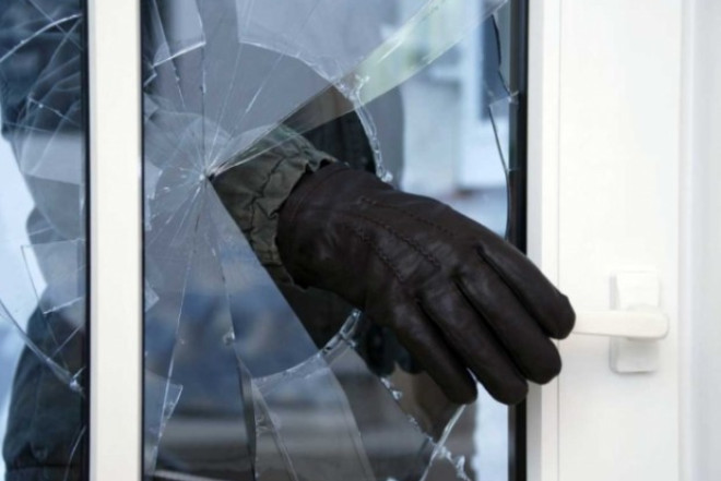 Anasını təbrik etməyə gələn xalasının evini qarət etdi 