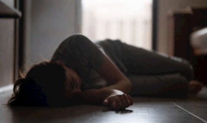 Yeniyetmə ögey anasını qətlə yetirdi 