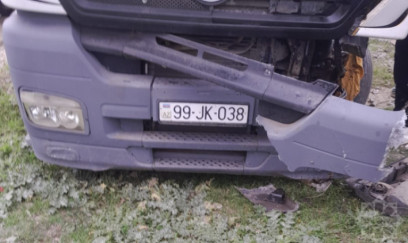 Bakıda yük maşını qatara çırpıldı - VİDEO