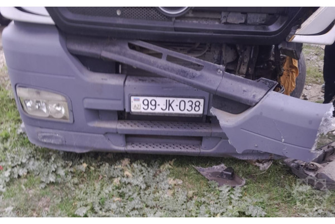 Bakıda yük maşını qatara çırpıldı - VİDEO