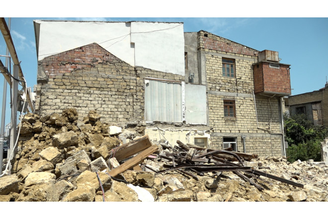 Bakının mərkəzindəki bəzi binalar sökülür - FOTO