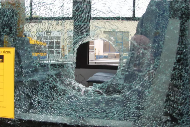 Sarayda qəza : TIR sərnişin avtobusu ilə toqquşdu 