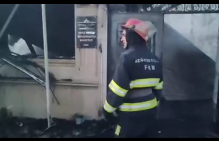 Qubada məscid tamamilə yandı - 