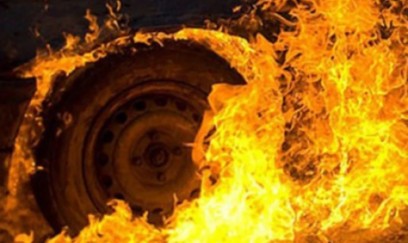 Sarayda minik avtomobili yanıb 