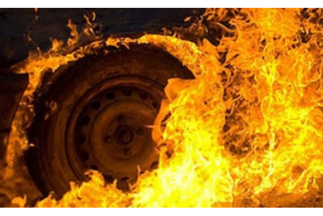 Sarayda minik avtomobili yanıb 